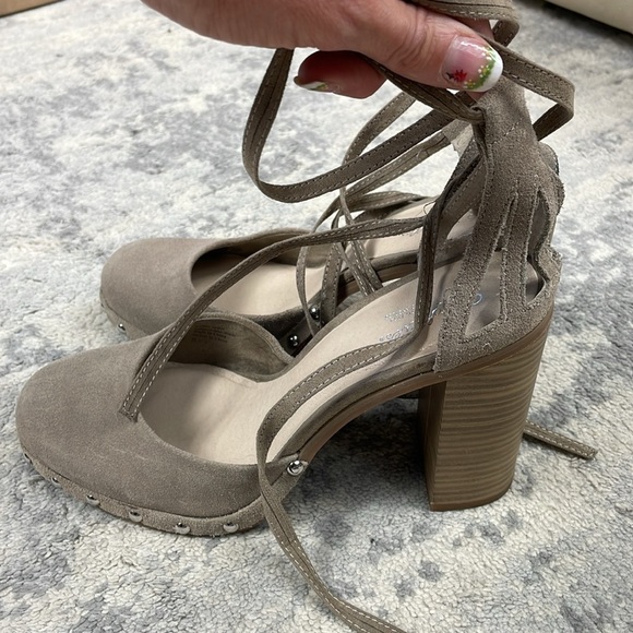 Seychelles Drift Taupe Suede Leather Lace up Heels Studded Sz 8.5 - Picture 4 of 16